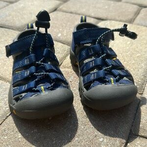 Keen Little Kids/Toddler Water shoe. Size 8. Excellent condition (worn once).